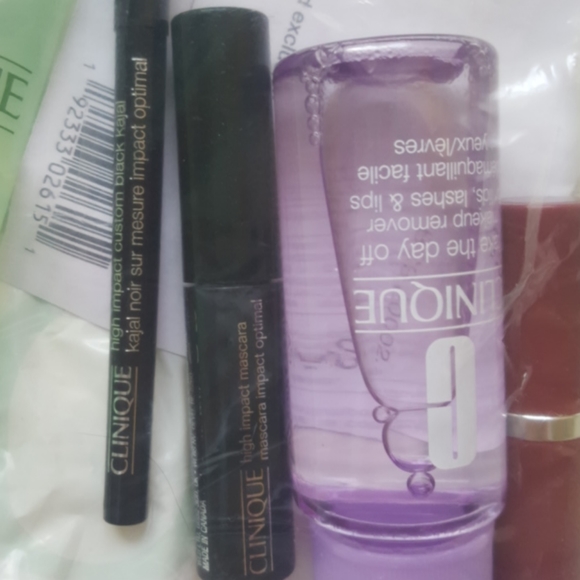 Clinique Beauty Cosmetics Set - Picture 3 of 5